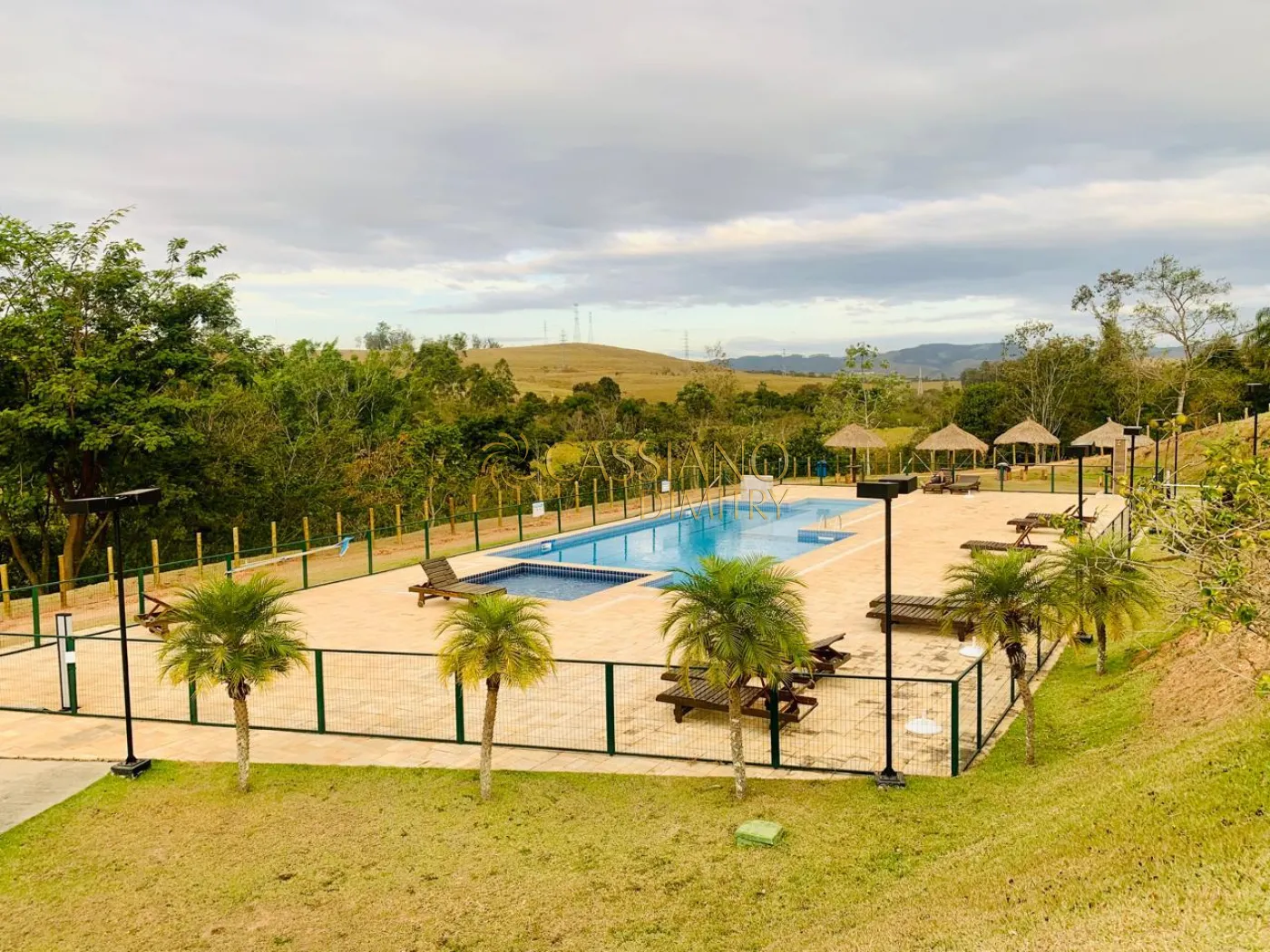 Piscina com área de lazer - Condomínio Bella Vittà