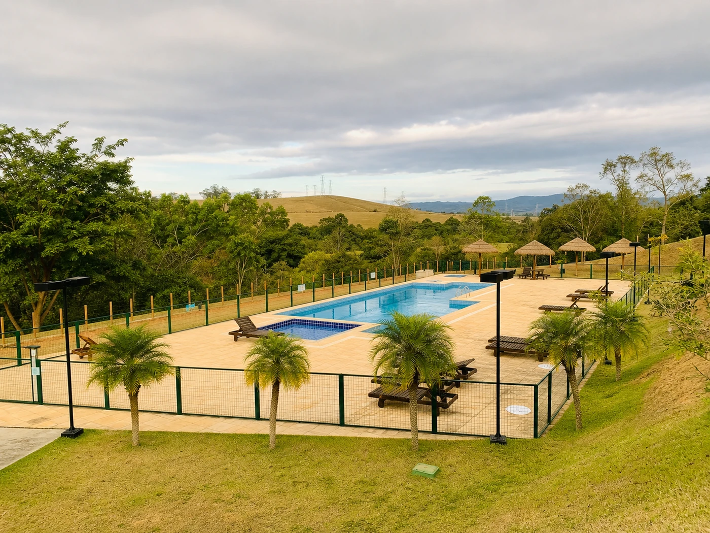 Piscina e área de lazer do Condomínio Bella Vittà em Caçapava-SP