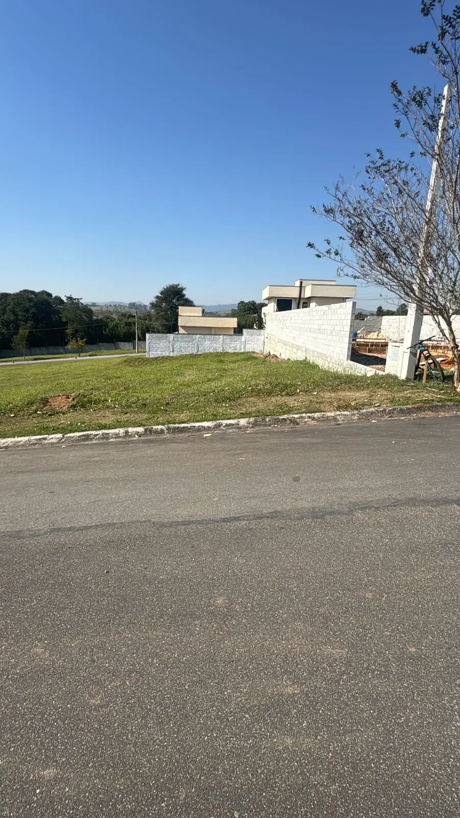 Terreno visto da rua - próximo à portaria do condomínio